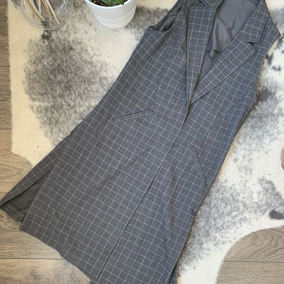 Sleeveless Long Blazer - Picture 2 of 3